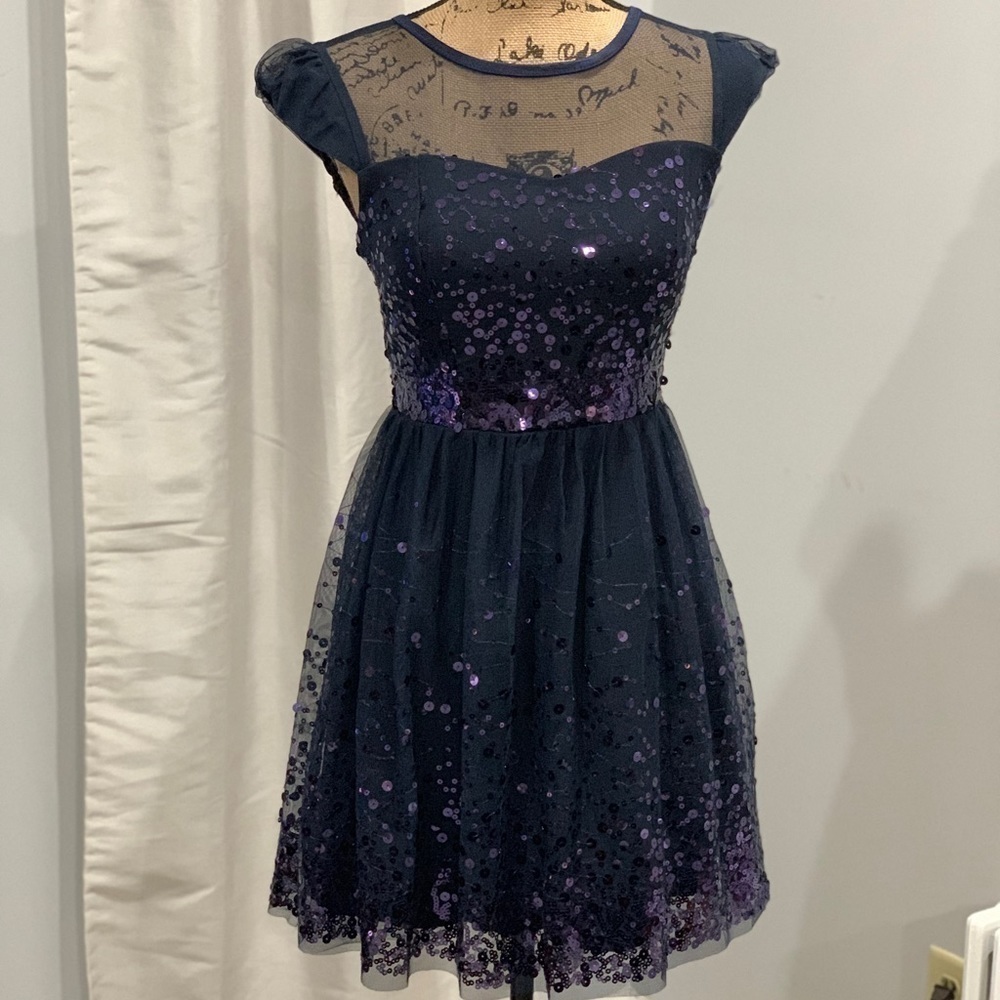 Delia cap sleeve sequined dress size 5